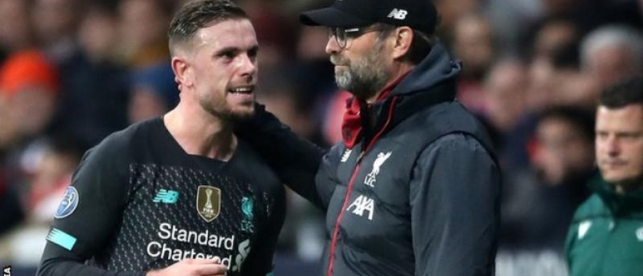 Klopp (right) substituted his captain Jordan Henderson (left) in the 80th minute because of a suspected hamstring problem. Courtesy photo