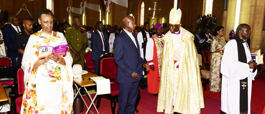 President Museveni Chats with new Archbishop  Kaziimba during his installation. PPU photo