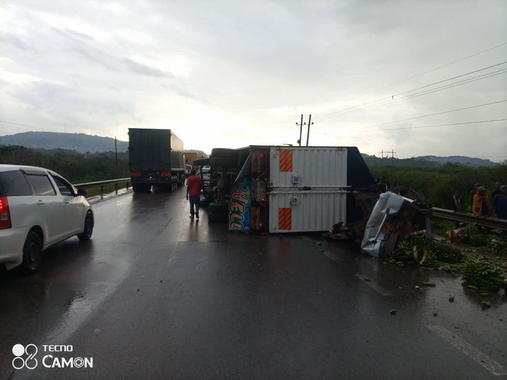 One Dead, Six Injured as Fuso Overturns along  Kampala-Masaka Highway