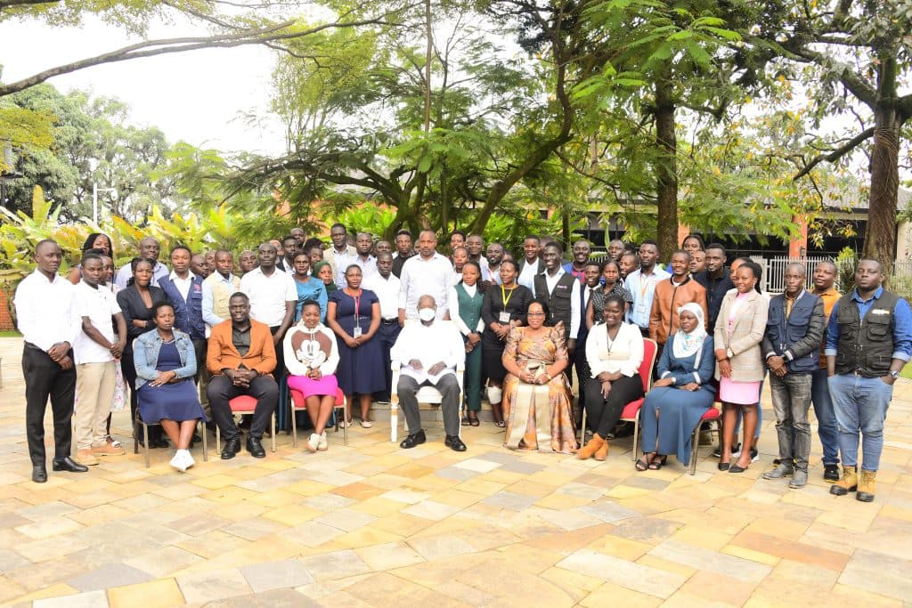 Museveni Donates Millions to Journalists, Orders Inclusion of Street Vendors in PDM