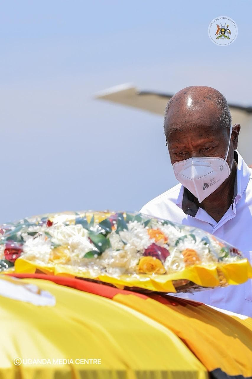President Museveni Receives King Oyo’s Body at Entebbe