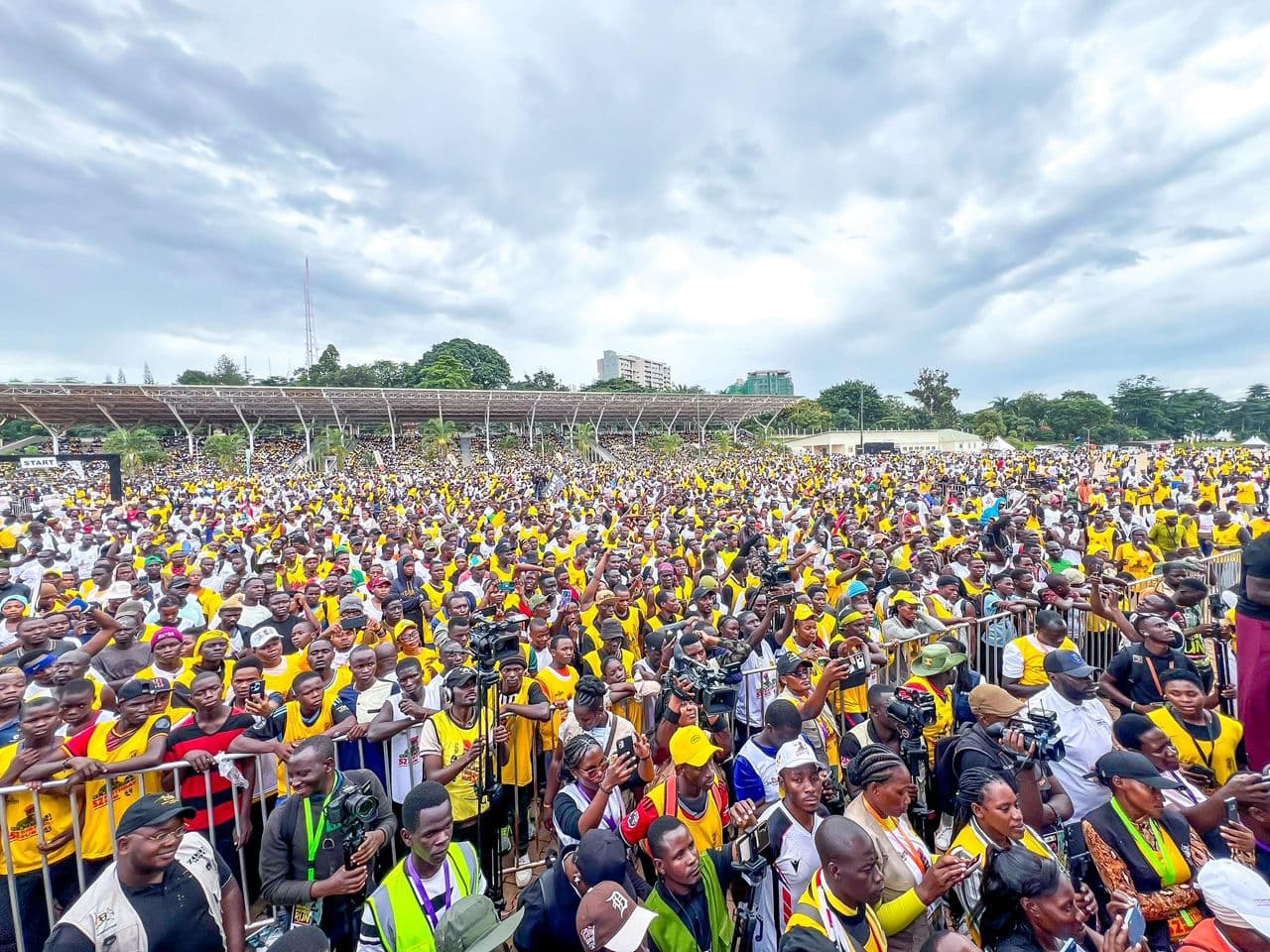 Deputy Speaker Thomas Tayebwa led thousands of athletes and well-wishers at the Kololo Independence Grounds today to mark the 52nd birthday of Gen. Muhoozi Kainerugaba through a national charity run.