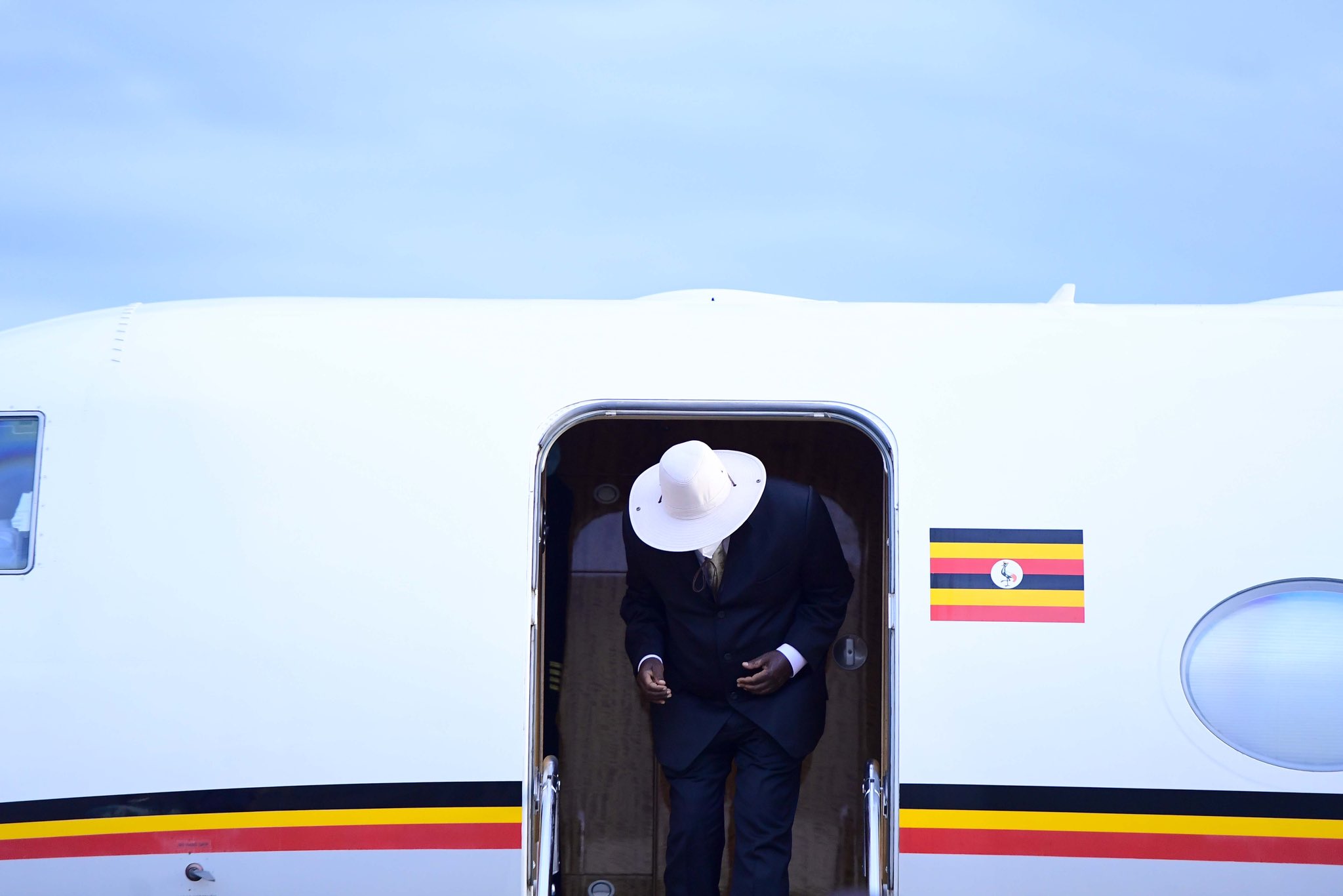 Museveni returns from Algeria 