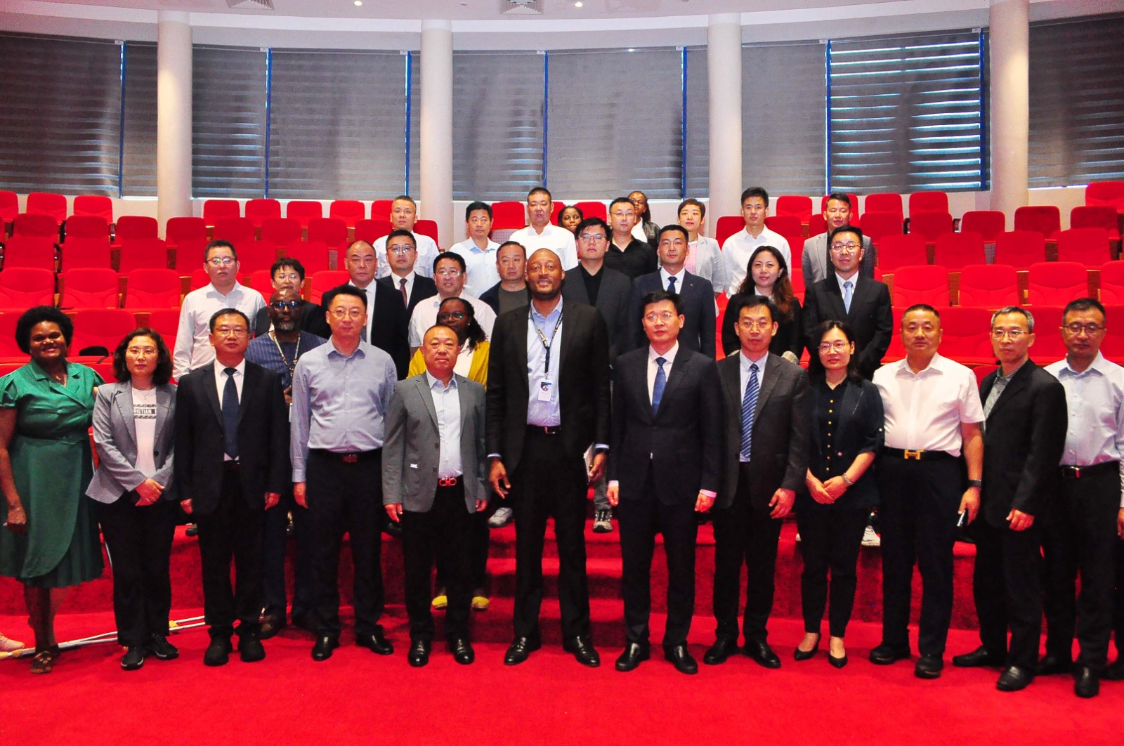 This delegation is led by Liu Jianjun, the Mayor of Weifang City. 