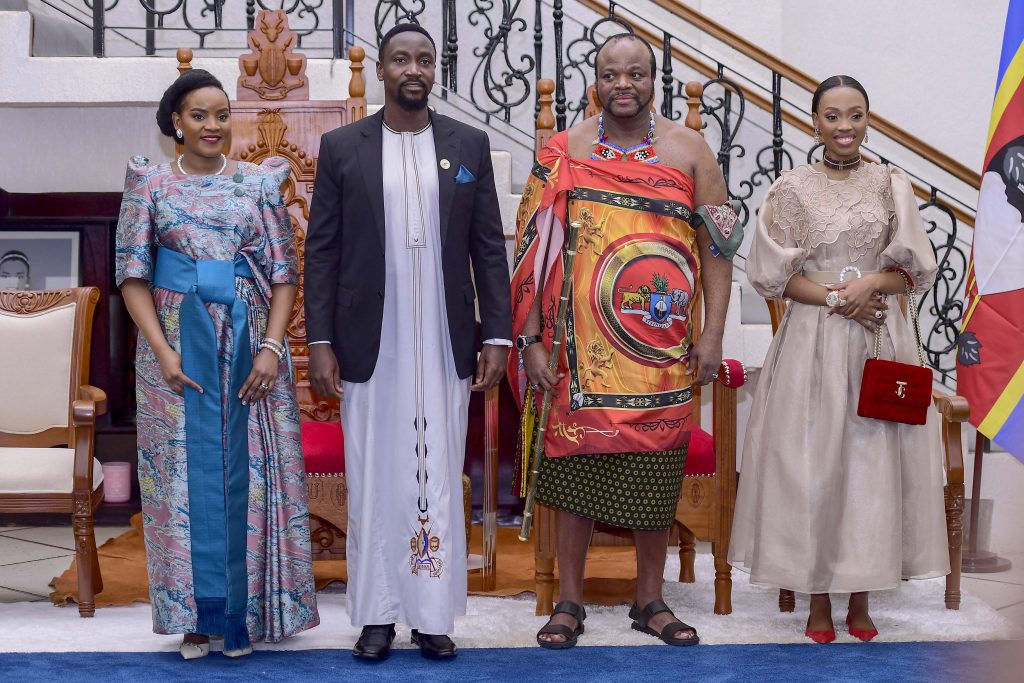 The Kyabazinga of Busoga His Majesty William Wilberforce Kadhumbula Gabula Nadiope IV (2ND Left) and the royal family of Eswatini kingdom at Igenge royal palace