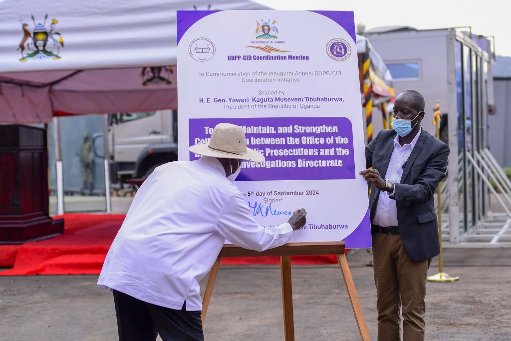 President Yoweri Kaguta Museveni has asked criminal investigators to strengthen their linkage with the population in order to fight corruption better and wipe it out.