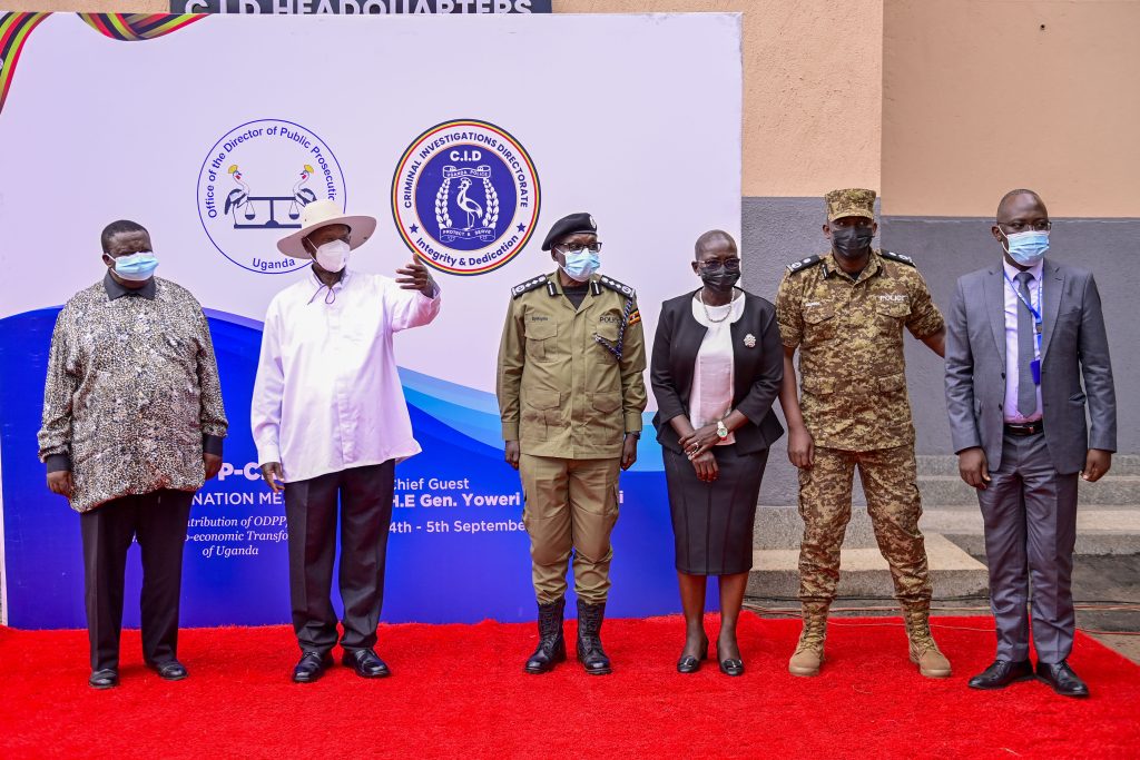 President Yoweri Kaguta Museveni has asked criminal investigators to strengthen their linkage with the population in order to fight corruption better and wipe it out.