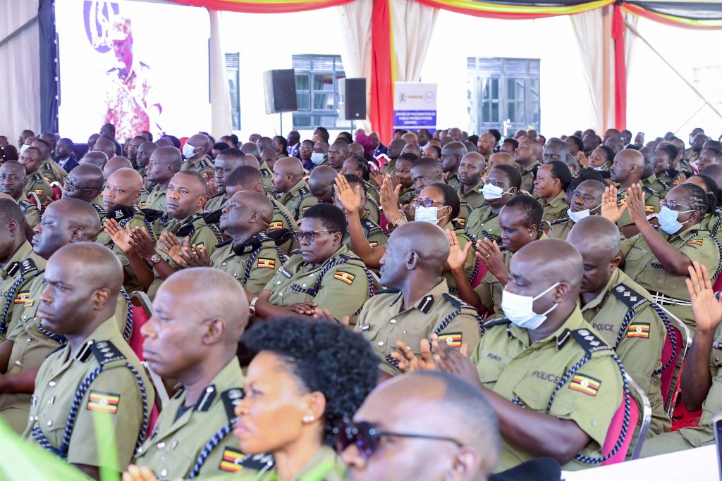 President Yoweri Kaguta Museveni has asked criminal investigators to strengthen their linkage with the population in order to fight corruption better and wipe it out.