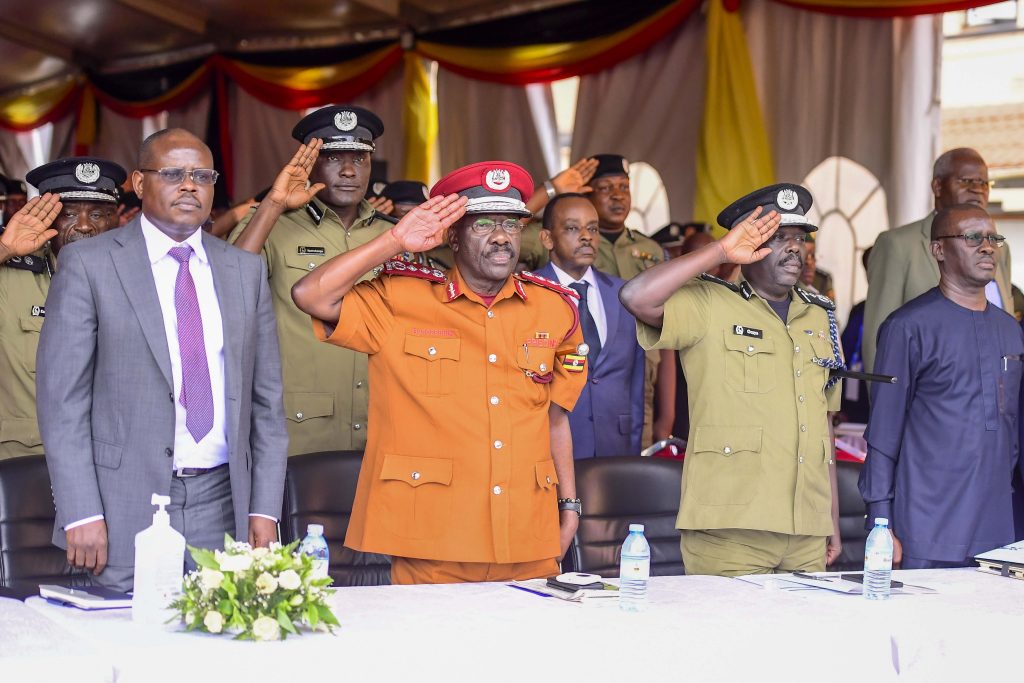 President Yoweri Kaguta Museveni has asked criminal investigators to strengthen their linkage with the population in order to fight corruption better and wipe it out.