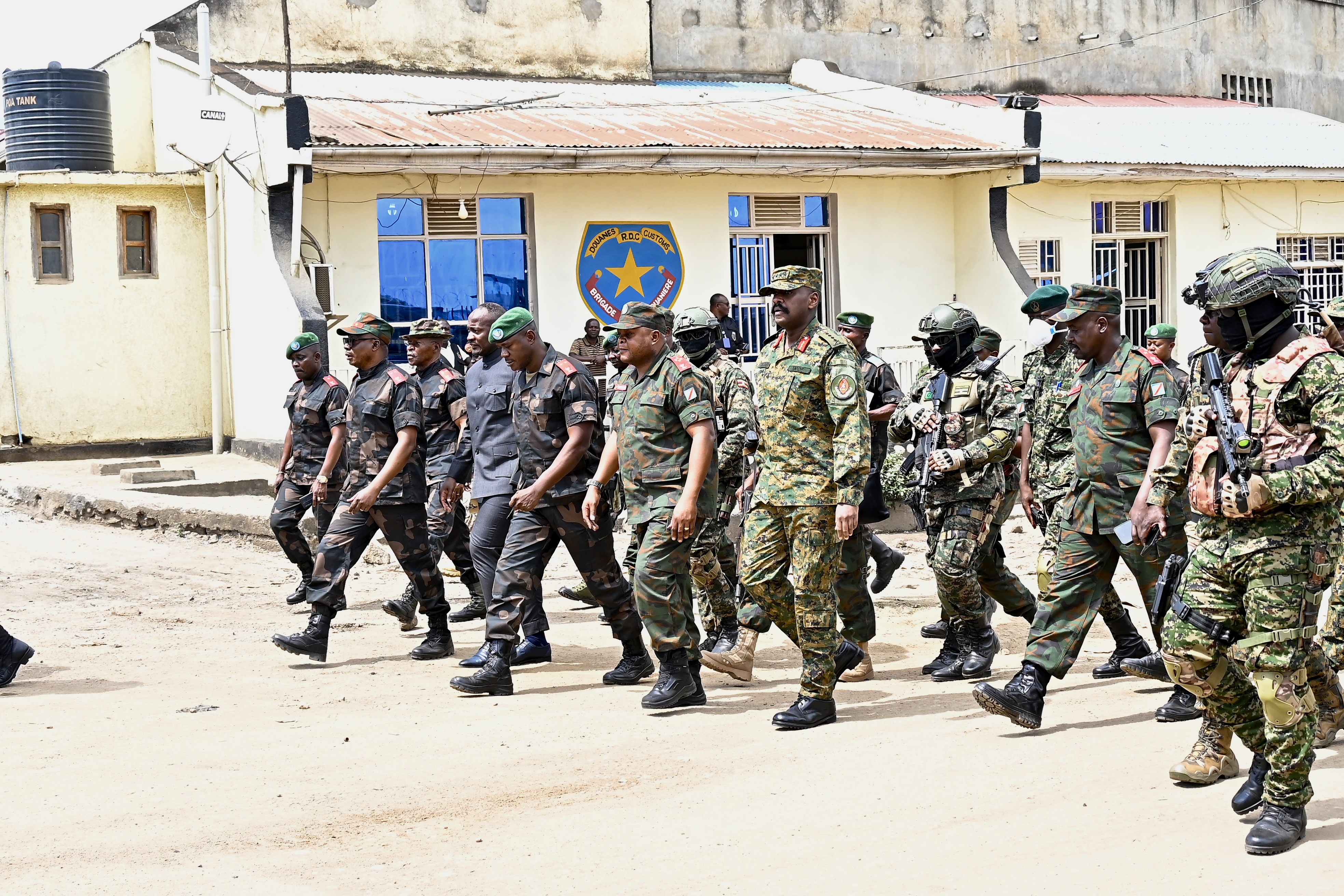 The Chief of Defence Forces (CDF) of the Uganda Peoples’ Defence Forces (UPDF), Gen. Muhoozi Kainerugaba, this afternoon met with his counterpart from the Democratic Republic of Congo (DRC), Gen. Christian Tshiwewe Songesa