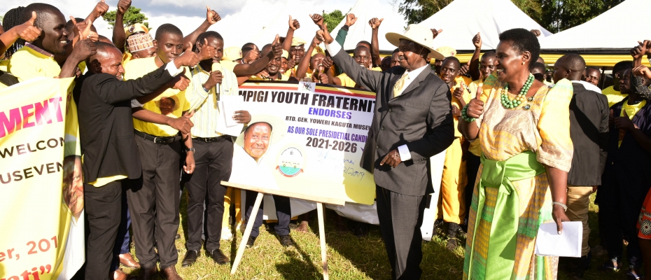 President Museveni being cheered by women and youth from the community in Muduuma Sub-County of Mawokota County in Mpigi District . PPU photo